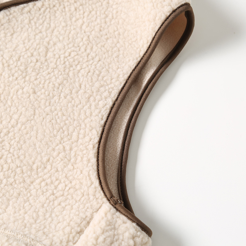 Férfi kapucnis kardigán mellény, karcsúsított szabás, V-nyak, kétsoros záródás, csíkos poliészter, őszi 2024