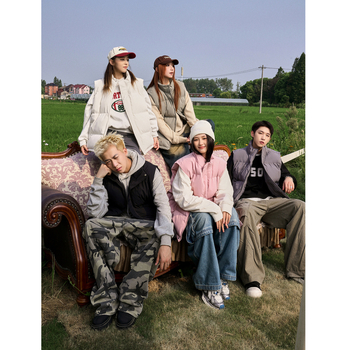 Pamutbetétes kabát kapucni nélkül, egyszínű, lazább szabású, álló gallérral; fő anyag: poliészter; töltet: más; zsebek: oldalsó varrat.