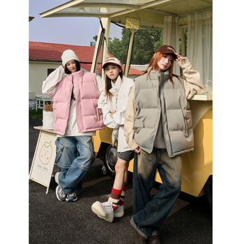 Pamutbetétes kabát kapucni nélkül, egyszínű, lazább szabású, álló gallérral; fő anyag: poliészter; töltet: más; zsebek: oldalsó varrat.