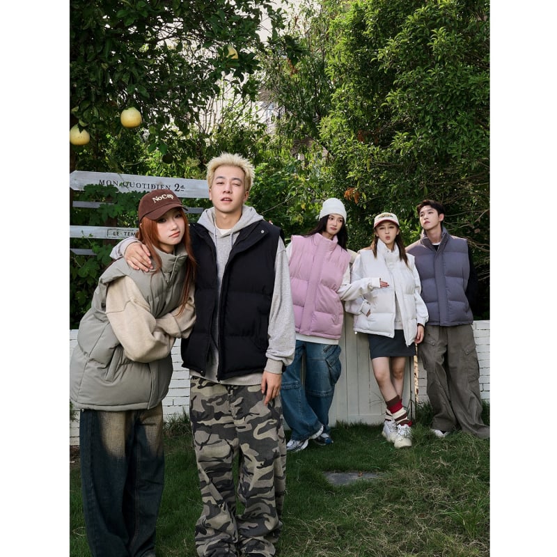 Pamutbetétes kabát kapucni nélkül, egyszínű, lazább szabású, álló gallérral; fő anyag: poliészter; töltet: más; zsebek: oldalsó varrat.