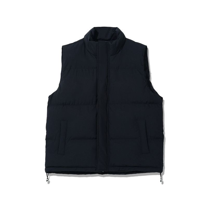 Pamutbetétes kabát kapucni nélkül, egyszínű, lazább szabású, álló gallérral; fő anyag: poliészter; töltet: más; zsebek: oldalsó varrat.