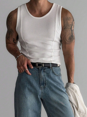 Vīriešu sporta veste bez piedurknēm ar vertikālām svītrām, 90% poliesteris, apaļš kakla izgriezums, pieguļošs siluets