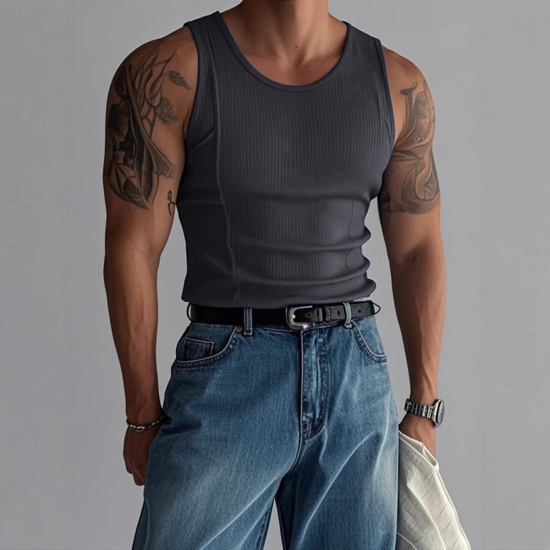 Vīriešu sporta veste bez piedurknēm ar vertikālām svītrām, 90% poliesteris, apaļš kakla izgriezums, pieguļošs siluets