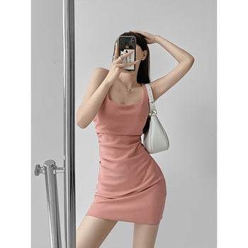 Vállpántos ruha, szabálytalan plisírozás, négyszögletes gallér, elasztikus derék (nyár 2025)