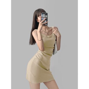 Vállpántos ruha, szabálytalan plisírozás, négyszögletes gallér, elasztikus derék (nyár 2025)