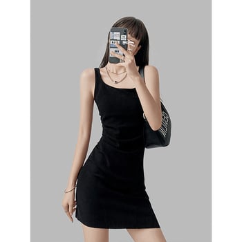 Vállpántos ruha, szabálytalan plisírozás, négyszögletes gallér, elasztikus derék (nyár 2025)