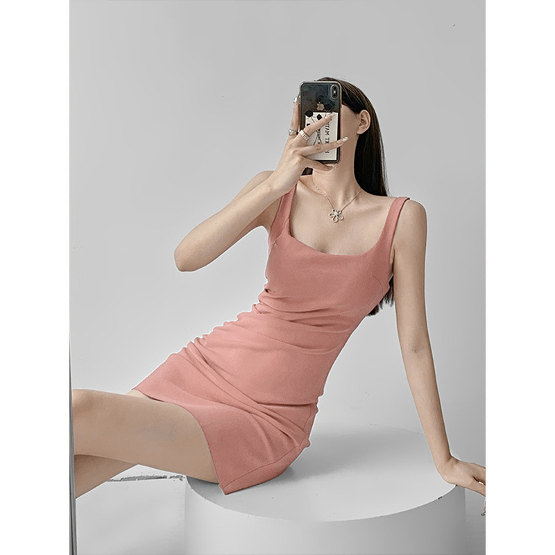 Vállpántos ruha, szabálytalan plisírozás, négyszögletes gallér, elasztikus derék (nyár 2025)