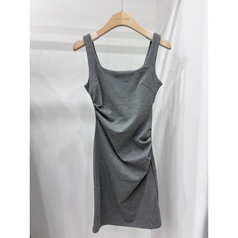 Vállpántos ruha, szabálytalan plisírozás, négyszögletes gallér, elasztikus derék (nyár 2025)