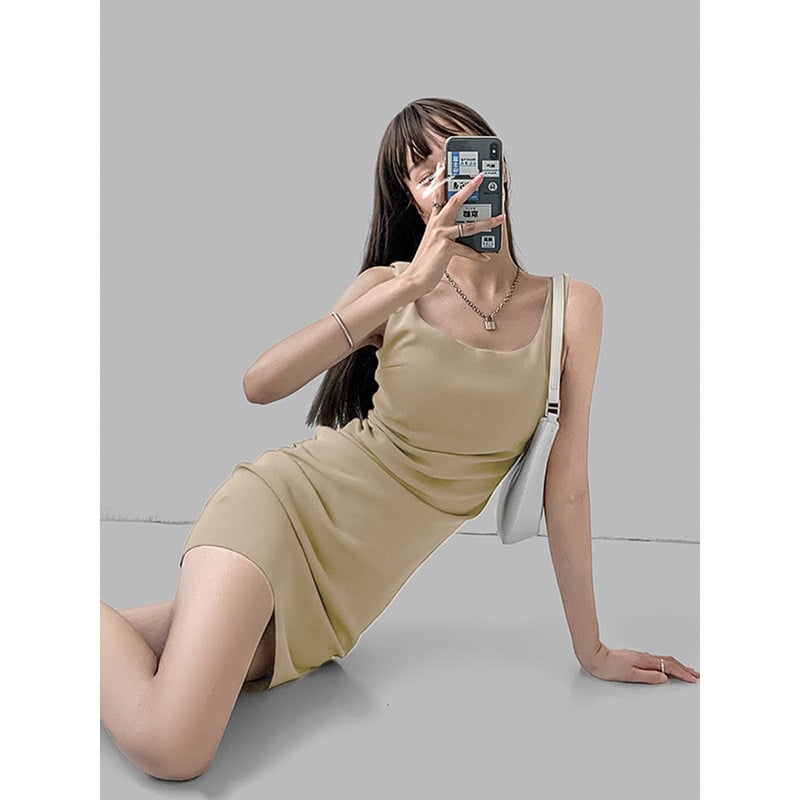 Vállpántos ruha, szabálytalan plisírozás, négyszögletes gallér, elasztikus derék (nyár 2025)