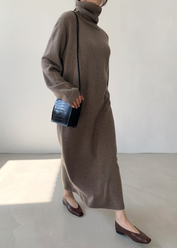 Hosszú kötött ruha magas gallérral, hosszú ujjú, A-vonalú szabás, pamut-keverék spandex-szel