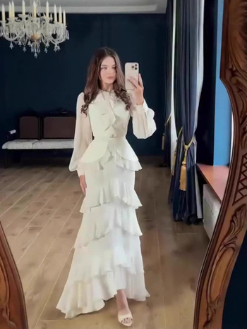 Hosszú sellő szabású ruha álló gallérral és lámpás ujjaival, egyszínű poliészter keverék anyag (80–90% poliészter), pull-over szabású, egy darab, nyár 2025