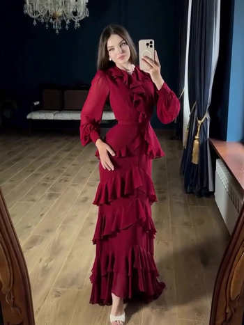 Hosszú sellő szabású ruha álló gallérral és lámpás ujjaival, egyszínű poliészter keverék anyag (80–90% poliészter), pull-over szabású, egy darab, nyár 2025