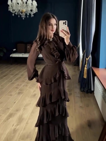 Hosszú sellő szabású ruha álló gallérral és lámpás ujjaival, egyszínű poliészter keverék anyag (80–90% poliészter), pull-over szabású, egy darab, nyár 2025