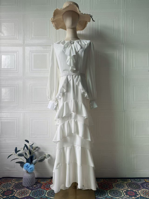 Hosszú sellő szabású ruha álló gallérral és lámpás ujjaival, egyszínű poliészter keverék anyag (80–90% poliészter), pull-over szabású, egy darab, nyár 2025