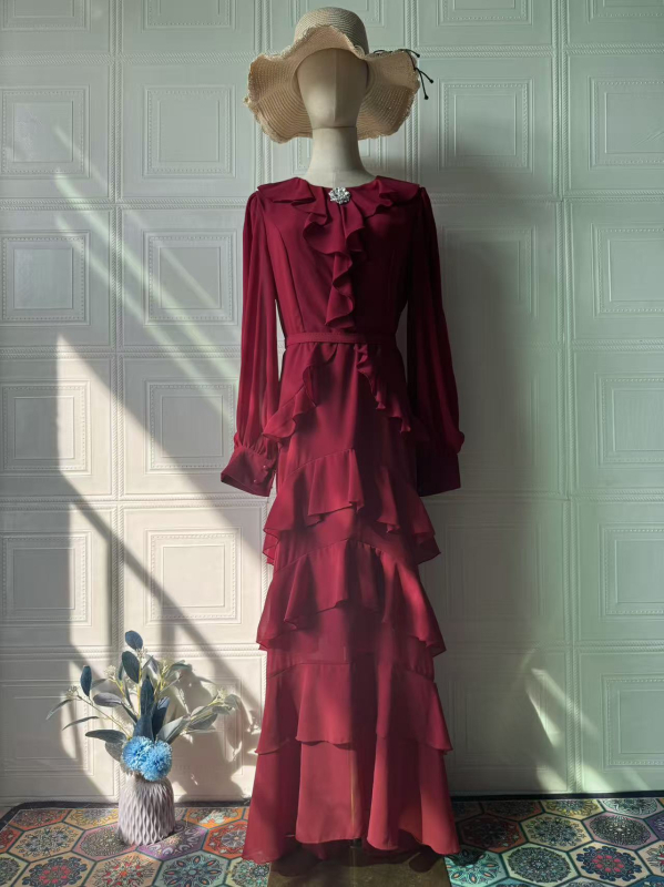 Hosszú sellő szabású ruha álló gallérral és lámpás ujjaival, egyszínű poliészter keverék anyag (80–90% poliészter), pull-over szabású, egy darab, nyár 2025