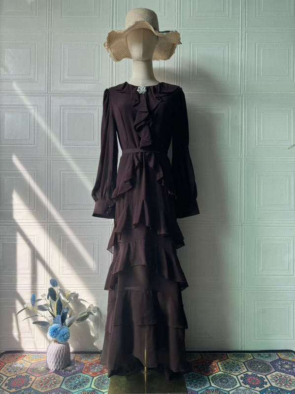 Hosszú sellő szabású ruha álló gallérral és lámpás ujjaival, egyszínű poliészter keverék anyag (80–90% poliészter), pull-over szabású, egy darab, nyár 2025