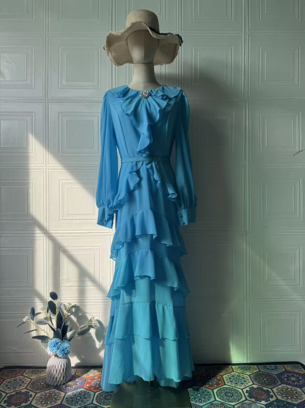 Hosszú sellő szabású ruha álló gallérral és lámpás ujjaival, egyszínű poliészter keverék anyag (80–90% poliészter), pull-over szabású, egy darab, nyár 2025