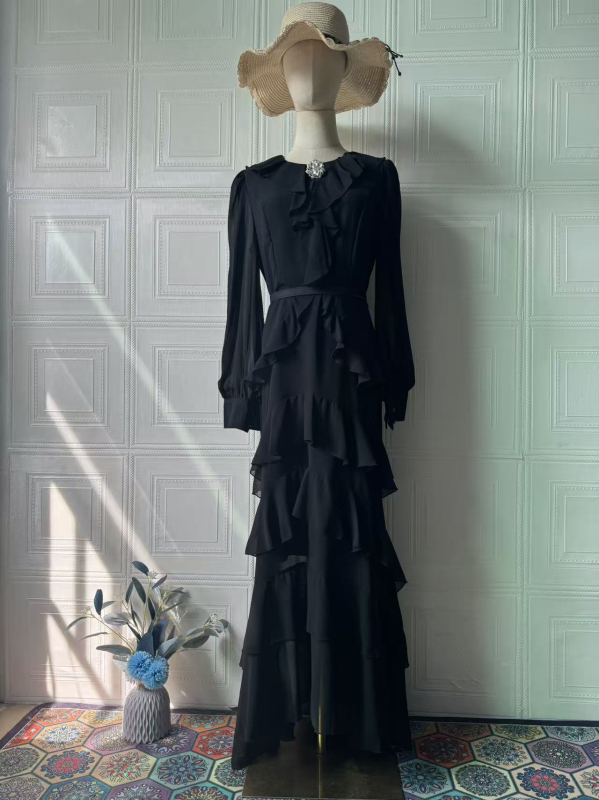 Hosszú sellő szabású ruha álló gallérral és lámpás ujjaival, egyszínű poliészter keverék anyag (80–90% poliészter), pull-over szabású, egy darab, nyár 2025