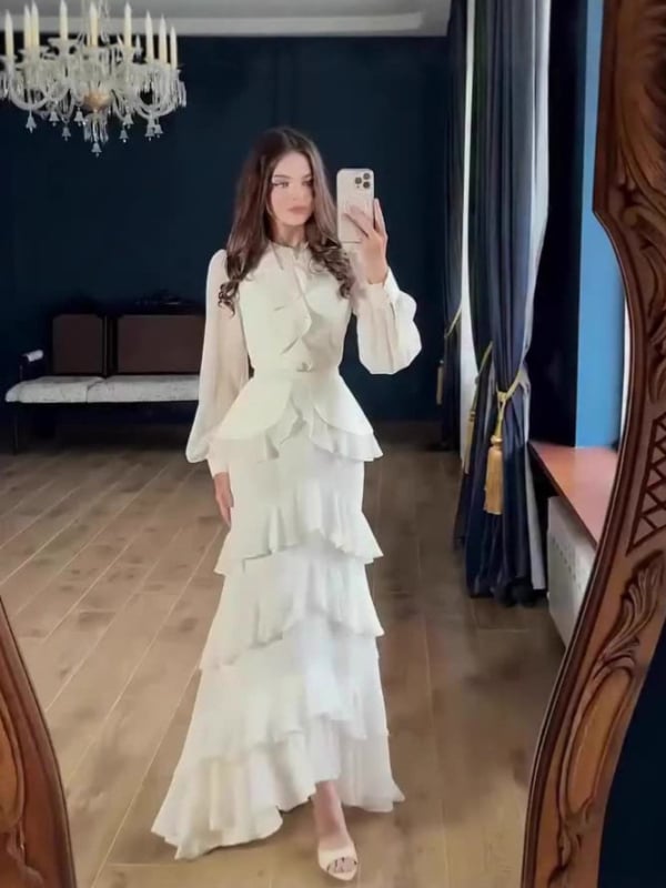 Hosszú sellő szabású ruha álló gallérral és lámpás ujjaival, egyszínű poliészter keverék anyag (80–90% poliészter), pull-over szabású, egy darab, nyár 2025