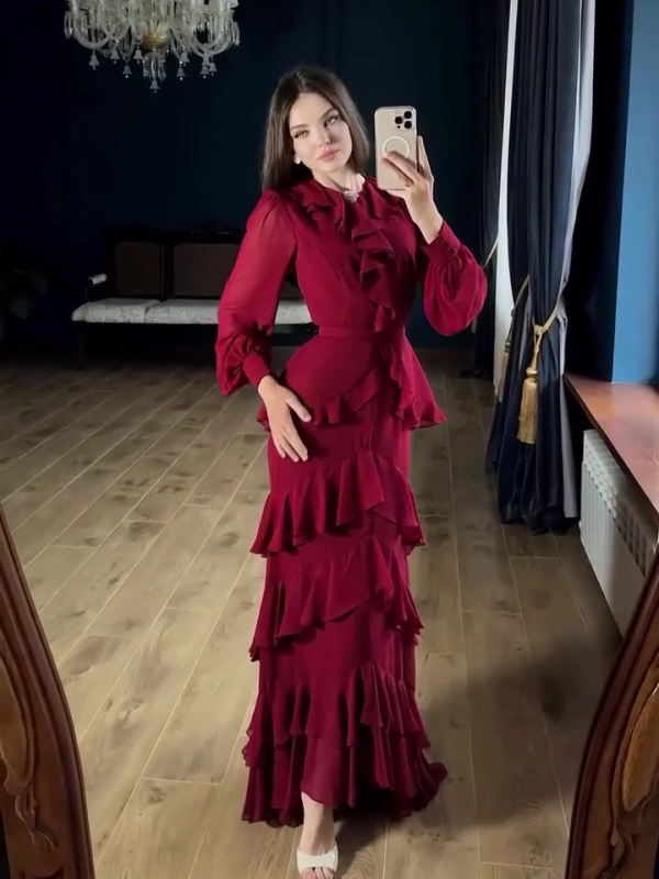 Hosszú sellő szabású ruha álló gallérral és lámpás ujjaival, egyszínű poliészter keverék anyag (80–90% poliészter), pull-over szabású, egy darab, nyár 2025