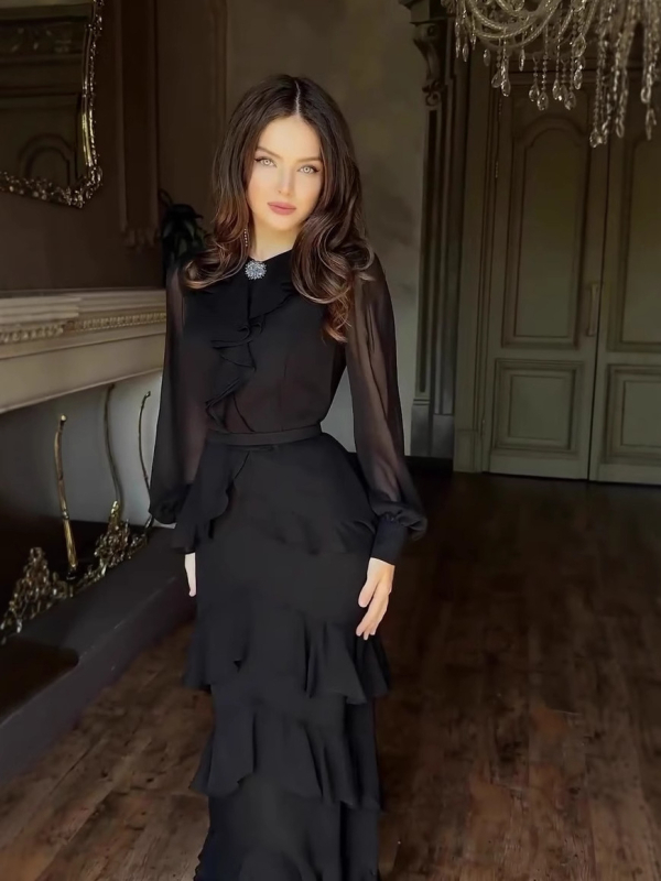 Hosszú sellő szabású ruha álló gallérral és lámpás ujjaival, egyszínű poliészter keverék anyag (80–90% poliészter), pull-over szabású, egy darab, nyár 2025