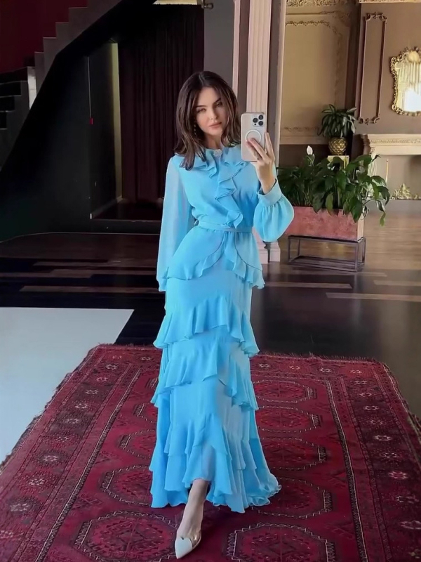 Hosszú sellő szabású ruha álló gallérral és lámpás ujjaival, egyszínű poliészter keverék anyag (80–90% poliészter), pull-over szabású, egy darab, nyár 2025