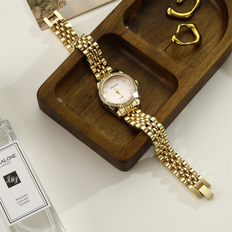 Дамски кварцов часовник с каишка от неръждаема стомана, кръгъл циферблат, корпус от сплав, кристални акценти