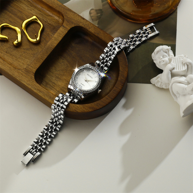 Дамски кварцов часовник с каишка от неръждаема стомана, кръгъл циферблат, корпус от сплав, кристални акценти