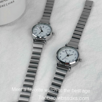 Ženski sat s kvarcnim mehanizmom, čelični kaiš, kućište od cinkove legure, kružni brojčanik promjera 26 mm, analogni prikaz