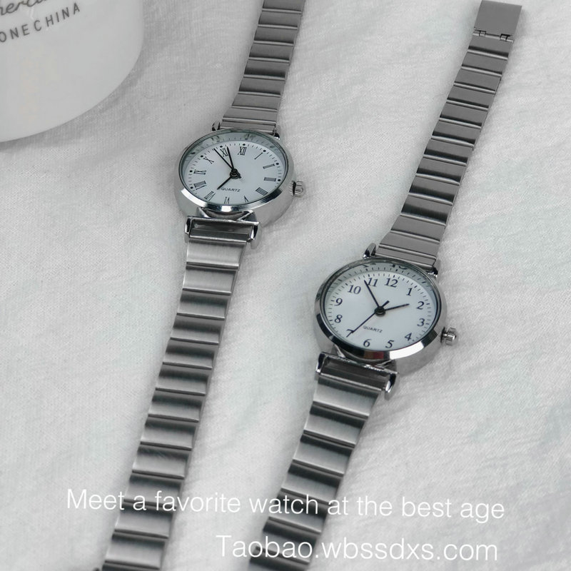 Ženski sat s kvarcnim mehanizmom, čelični kaiš, kućište od cinkove legure, kružni brojčanik promjera 26 mm, analogni prikaz