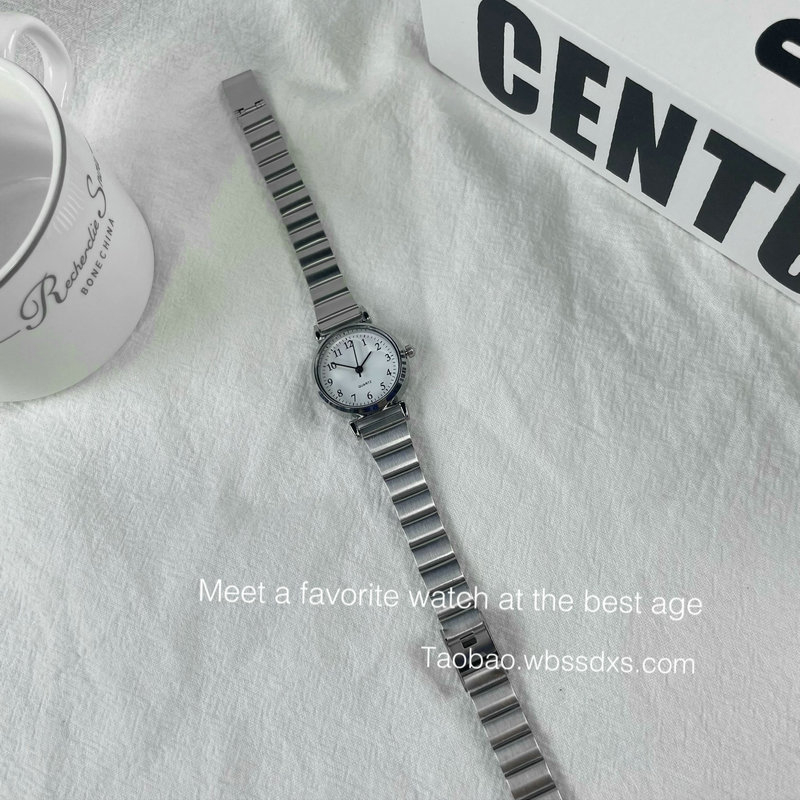 Ženski sat s kvarcnim mehanizmom, čelični kaiš, kućište od cinkove legure, kružni brojčanik promjera 26 mm, analogni prikaz