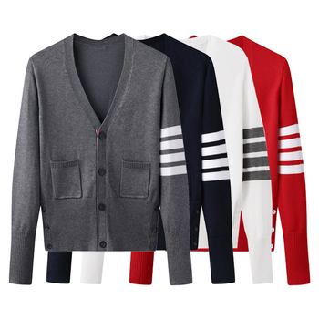 Cardigan s V-izrezom, slim fit; jacquard pletenina s uzorkom pruga/mreža; glavna tkanina pamuk-sintetska zmes (90–95% pamuka, <30% akrila); dugi rukavi.