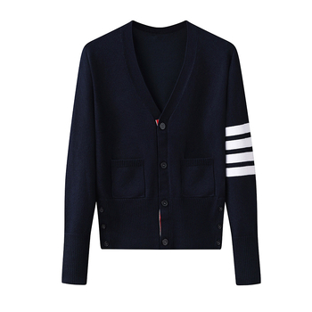Cardigan s V-izrezom, slim fit; jacquard pletenina s uzorkom pruga/mreža; glavna tkanina pamuk-sintetska zmes (90–95% pamuka, <30% akrila); dugi rukavi.
