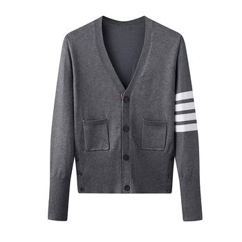Cardigan s V-izrezom, slim fit; jacquard pletenina s uzorkom pruga/mreža; glavna tkanina pamuk-sintetska zmes (90–95% pamuka, <30% akrila); dugi rukavi.