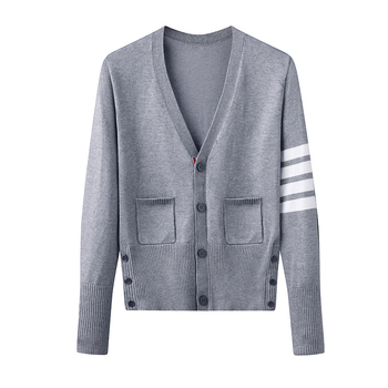 Cardigan s V-izrezom, slim fit; jacquard pletenina s uzorkom pruga/mreža; glavna tkanina pamuk-sintetska zmes (90–95% pamuka, <30% akrila); dugi rukavi.