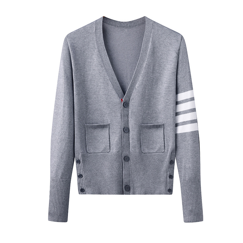 Cardigan s V-izrezom, slim fit; jacquard pletenina s uzorkom pruga/mreža; glavna tkanina pamuk-sintetska zmes (90–95% pamuka, <30% akrila); dugi rukavi.