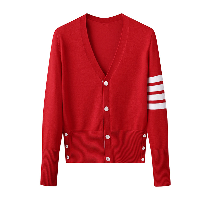 Cardigan s V-izrezom, slim fit; jacquard pletenina s uzorkom pruga/mreža; glavna tkanina pamuk-sintetska zmes (90–95% pamuka, <30% akrila); dugi rukavi.