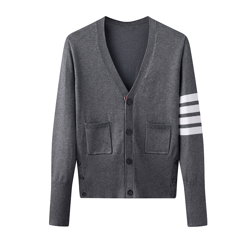 Cardigan s V-izrezom, slim fit; jacquard pletenina s uzorkom pruga/mreža; glavna tkanina pamuk-sintetska zmes (90–95% pamuka, <30% akrila); dugi rukavi.