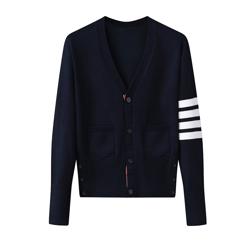 Cardigan s V-izrezom, slim fit; jacquard pletenina s uzorkom pruga/mreža; glavna tkanina pamuk-sintetska zmes (90–95% pamuka, <30% akrila); dugi rukavi.
