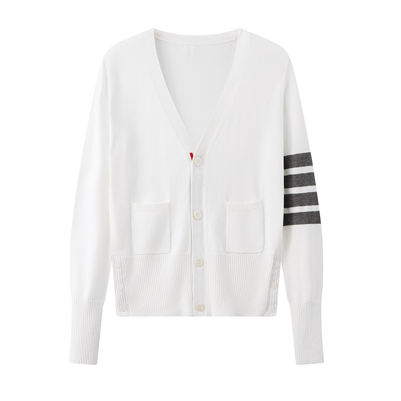 Cardigan s V-izrezom, slim fit; jacquard pletenina s uzorkom pruga/mreža; glavna tkanina pamuk-sintetska zmes (90–95% pamuka, <30% akrila); dugi rukavi.