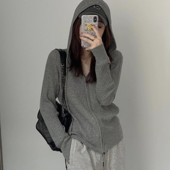 Pleten kardigan s kapuljom, gradski stil, slobodan kroj, dugi rukavi, duljina 50–65 cm, glavni materijal ≥95%.
