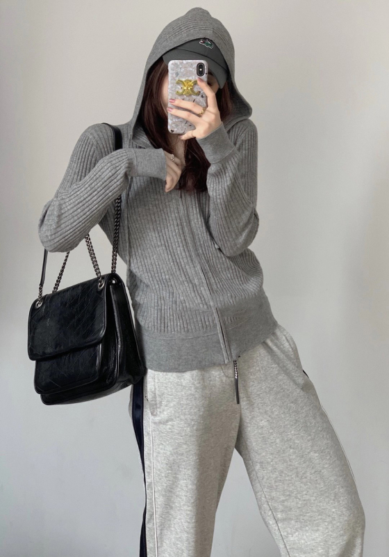 Pleten kardigan s kapuljom, gradski stil, slobodan kroj, dugi rukavi, duljina 50–65 cm, glavni materijal ≥95%.