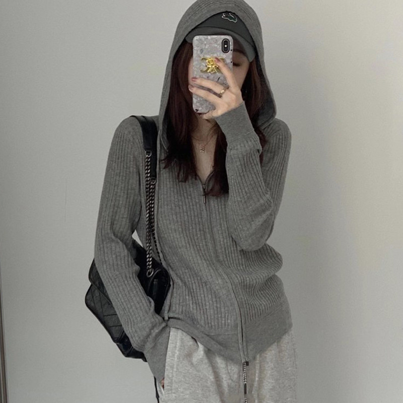 Pleten kardigan s kapuljom, gradski stil, slobodan kroj, dugi rukavi, duljina 50–65 cm, glavni materijal ≥95%.