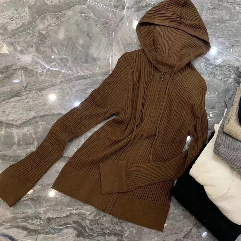 Pleten kardigan s kapuljom, gradski stil, slobodan kroj, dugi rukavi, duljina 50–65 cm, glavni materijal ≥95%.