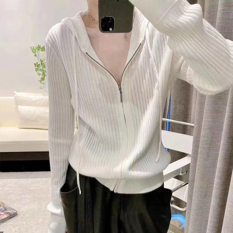 Pleten kardigan s kapuljom, gradski stil, slobodan kroj, dugi rukavi, duljina 50–65 cm, glavni materijal ≥95%.