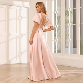 Poliészter-szatin esté ruha mély V-nyakkal, oldalsó hasítékkal, magas derekú A-vonalú fazon, 3/4-es ujjú