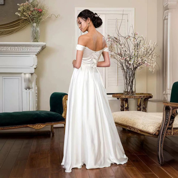 Poliészter-szatin esté ruha mély V-nyakkal, oldalsó hasítékkal, magas derekú A-vonalú fazon, 3/4-es ujjú