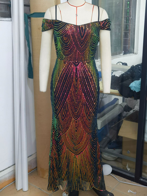 Elegáns hosszú flitteres ruha fishtail szabással, ujjatlan, poliészter keverék