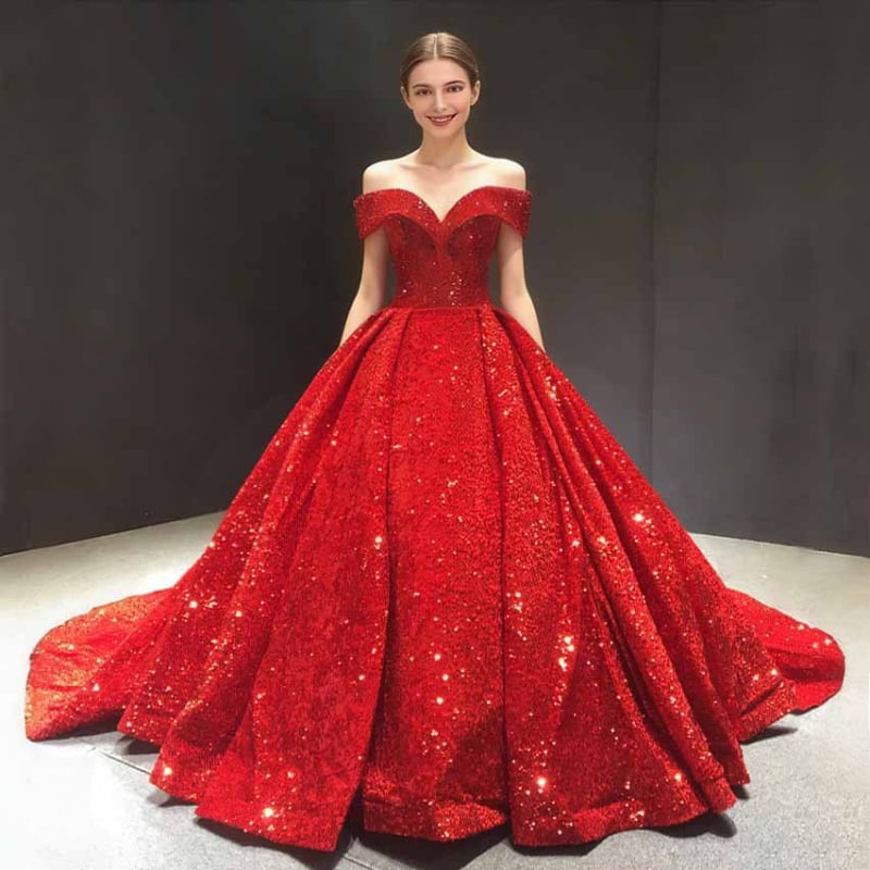 Csipkés menyasszonyi ruha, egy vállú, ujj nélküli, hosszú uszály, dereka középső