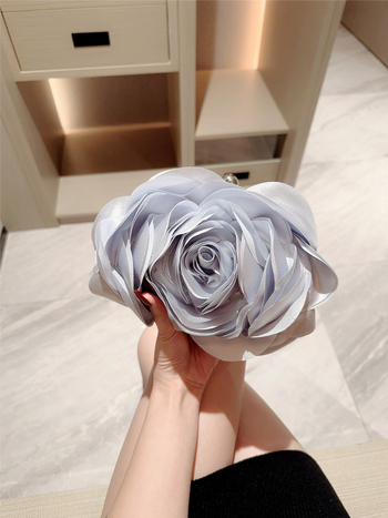 Ziedu formas vakara klučs ar mākslīgā zīda ārpusi, iekšējā odere poliester, aizvērums ar atslēgu, rokas nesēja dizains